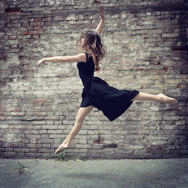 Девушка танцует на улице — стоковое фото