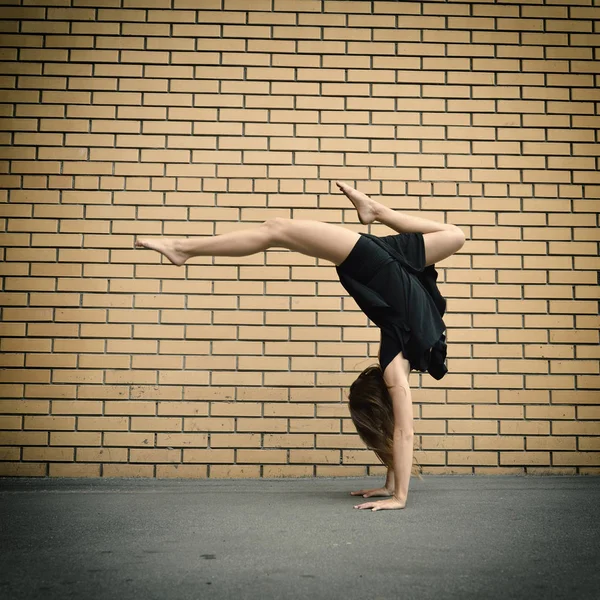 Chica en vestido negro bailando — Foto de Stock