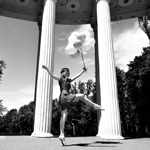 Девушка танцует с воздушными шарами — стоковое фото