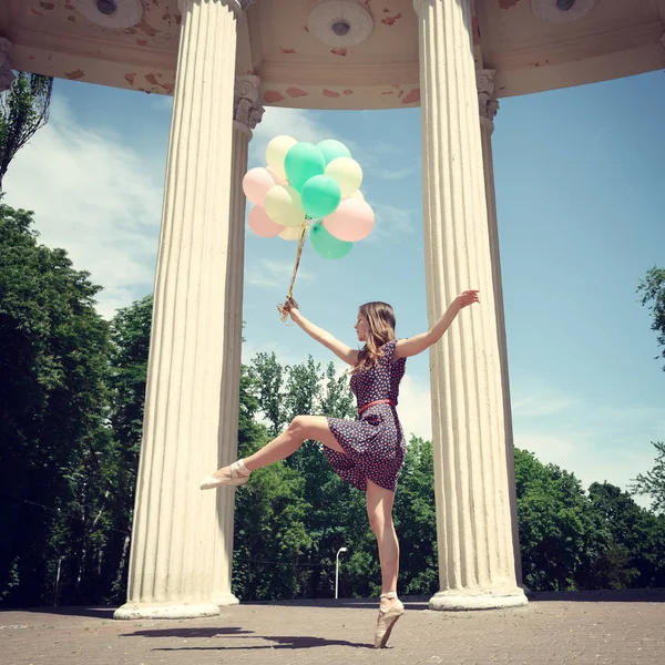 Chica con globos en verano — Foto de Stock