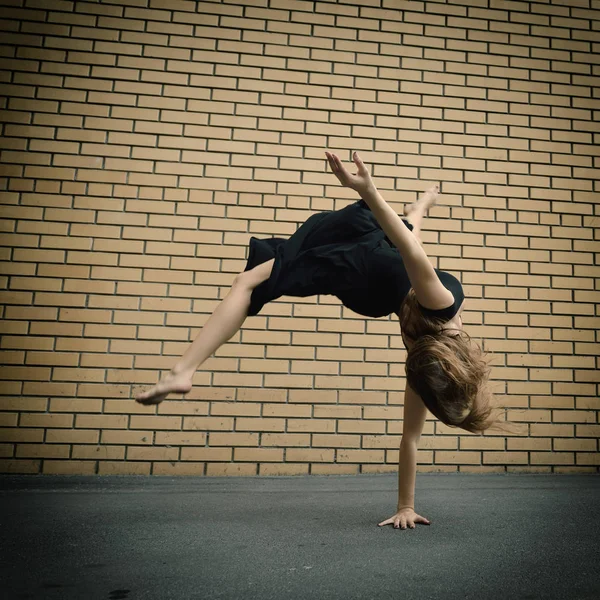 dans siyah elbiseli kız