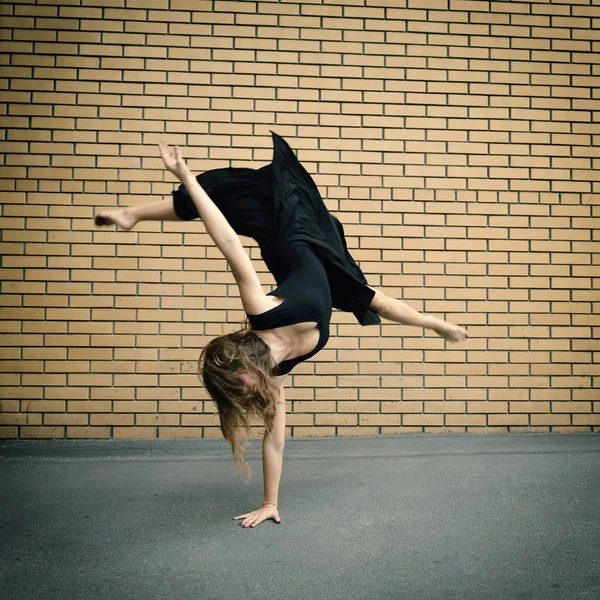 Fekete ruhában táncoló lány — Stock Fotó