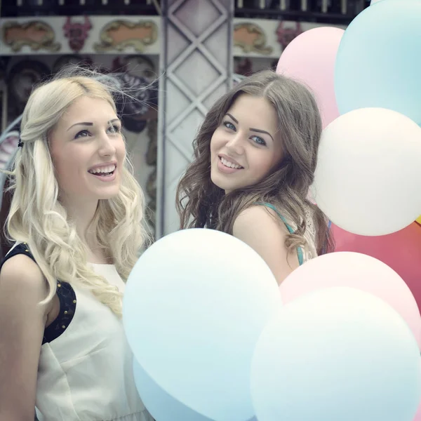 Chicas románticas con globos —  Fotos de Stock