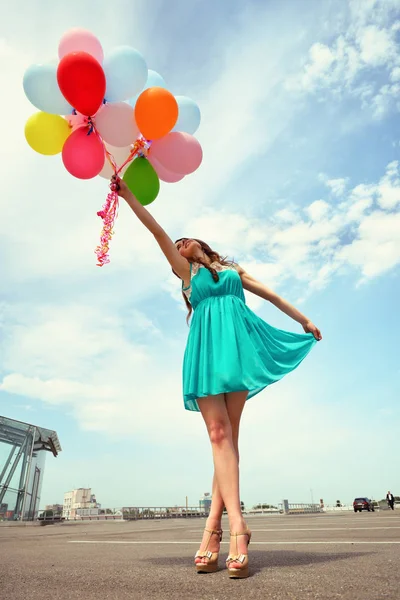 Frau mit Luftballons im Sommer — Stockfoto