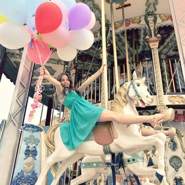 Femme avec des ballons colorés — Photo