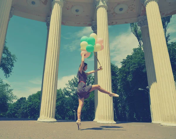 Chica con globos en verano —  Fotos de Stock