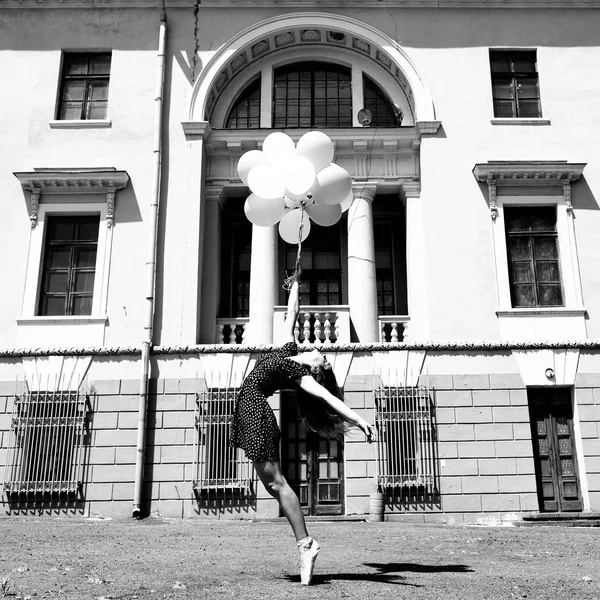 Dziewczyna z balonami latem — Zdjęcie stockowe