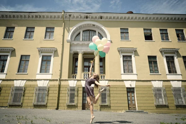 Teen girl dancing with balloons — Stock Photo, Image