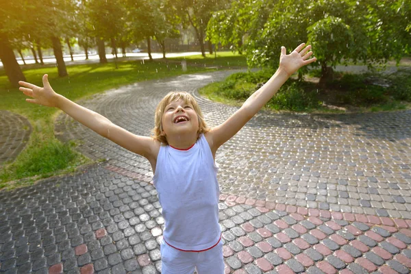 Junge im Sommerregen — Stockfoto