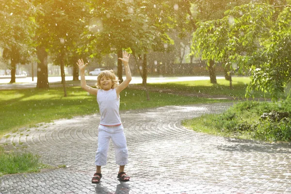 Gelukkige jongen in zomerregen — Stockfoto