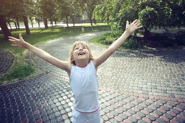 Niño feliz en la lluvia de verano —  Fotos de Stock
