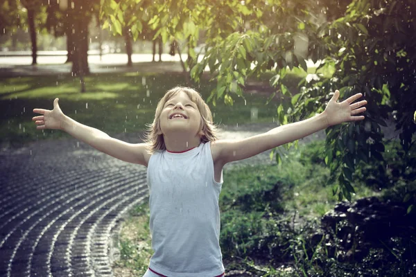 Kleiner Junge im Sommerregen — Stockfoto