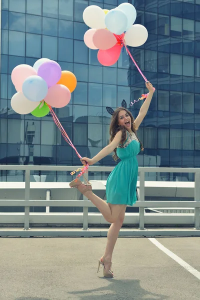 Ευτυχισμένη γυναίκα με μπαλόνια για το καλοκαίρι — Φωτογραφία Αρχείου
