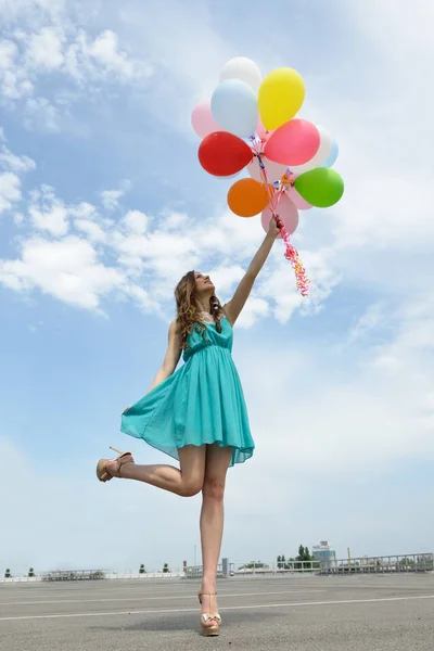 Šťastná žena s bublinami v létě — Stock fotografie