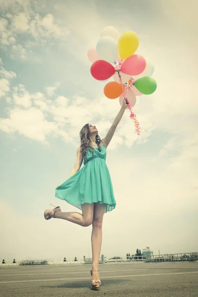 Romantische Frau mit Luftballons — Stockfoto