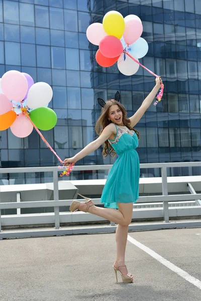 Mujer romántica con globos — Foto de Stock