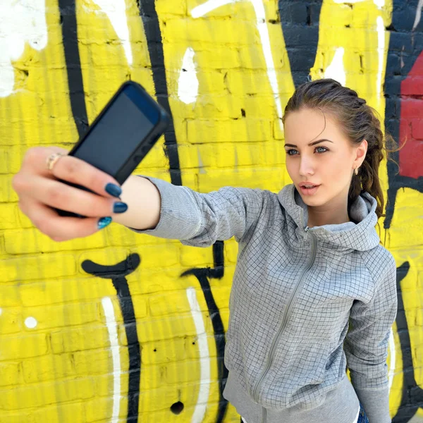 Chica cerca de pared de graffiti —  Fotos de Stock