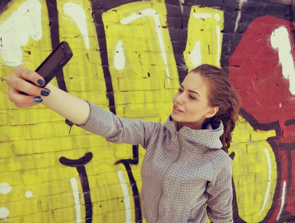 Dívka u graffiti zeď — Stock fotografie