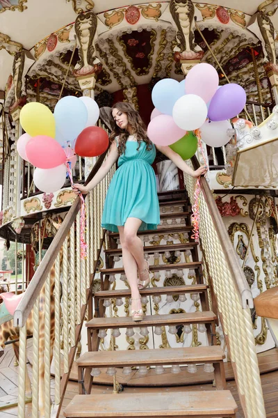 Vrouw met gekleurde ballonnen — Stockfoto