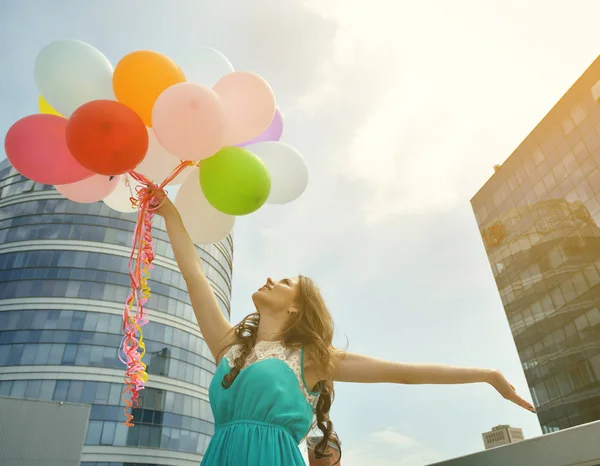 Balonlar ile romantik kadın — Stok fotoğraf