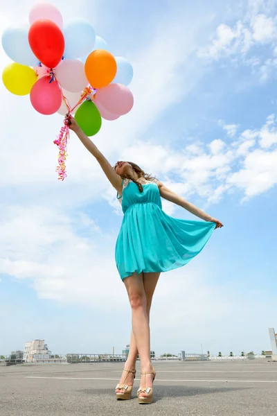 Skvělá žena s balónky — Stock fotografie