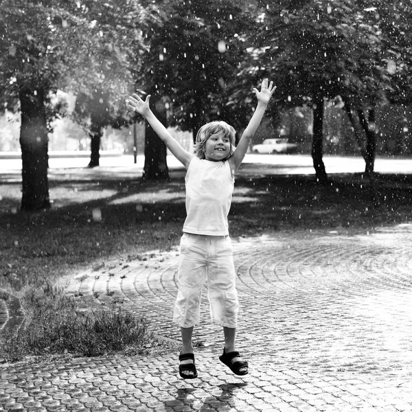 Chlapec v zeleném parku — Stock fotografie
