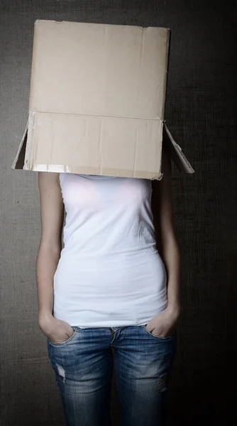 Chica sin rostro con caja — Foto de Stock