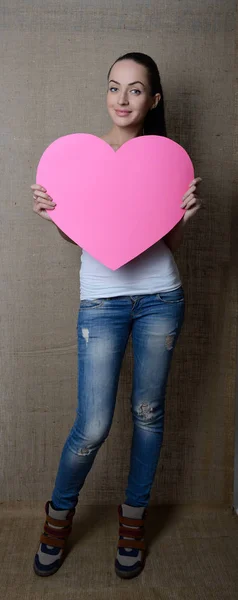 Портрет Привабливої Усміхненої Молодої Жінки Рожевим Серцем Любов Святкового Символу — стокове фото