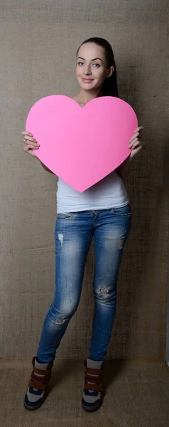 Retrato Mujer Joven Sonriente Atractiva Con Corazón Rosa Símbolo San — Foto de Stock