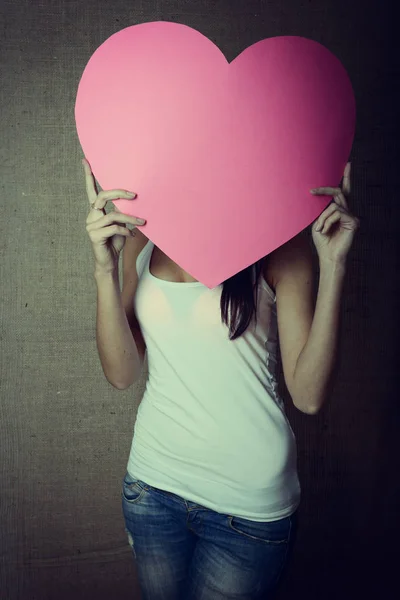 Jovem Segurando Coração Rosa Fundo Dia Dos Namorados — Fotografia de Stock