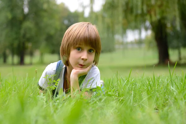 Kleine jongen in park — Stockfoto