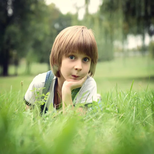 Αγόρι στο πάρκο καλοκαίρι — Φωτογραφία Αρχείου