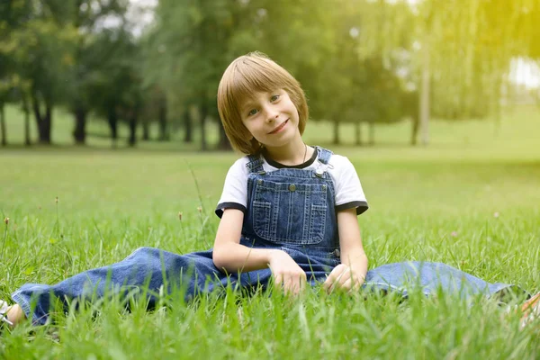 Милый мальчик в траве — стоковое фото