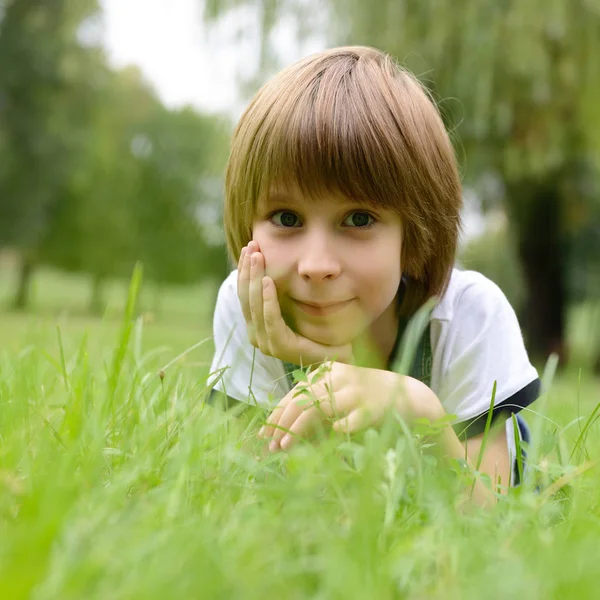 Маленький хлопчик у траві — стокове фото