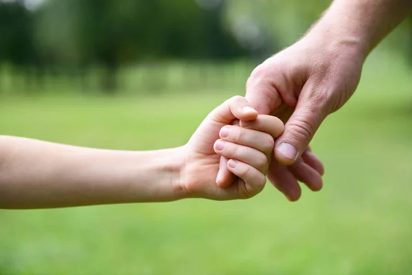 Vater-Kind-Hände — Stockfoto