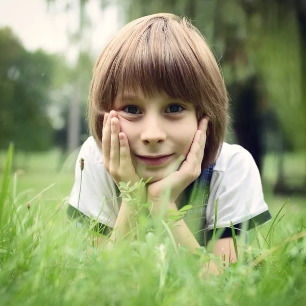 Jongen in groene gras — Stockfoto