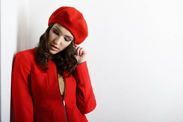 Menina da moda em terno vermelho — Fotografia de Stock