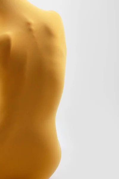 Самка в желтом — стоковое фото