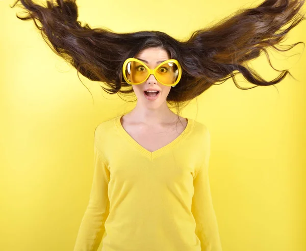 Frau mit gelber Brille — Stockfoto