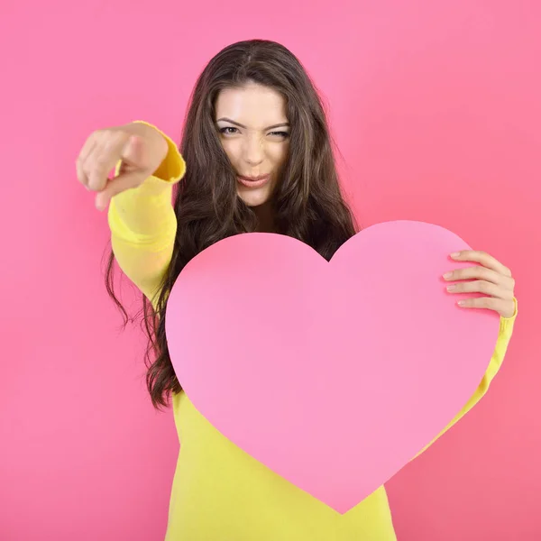 Mujer sosteniendo corazón rosa — Foto de Stock