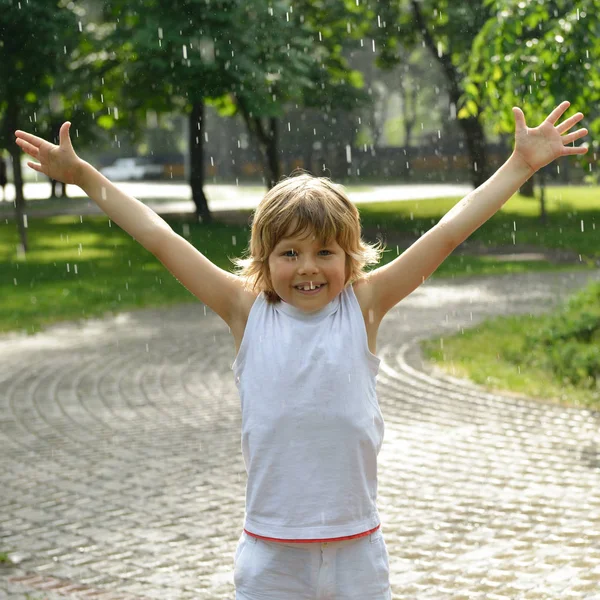 Jongen heeft plezier in de regen — Stockfoto