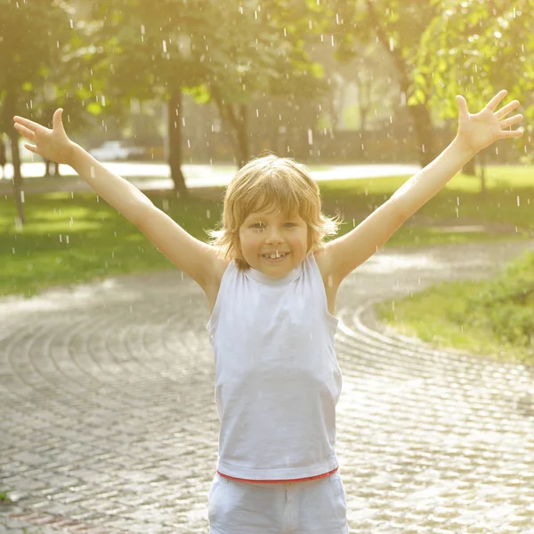 少年は雨の中での楽しみを持ってください。 — ストック写真