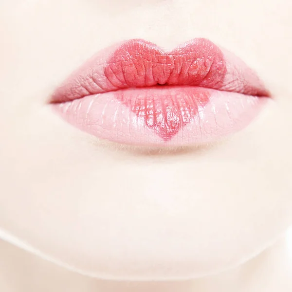 Weibliche Lippen mit Herz — Stockfoto