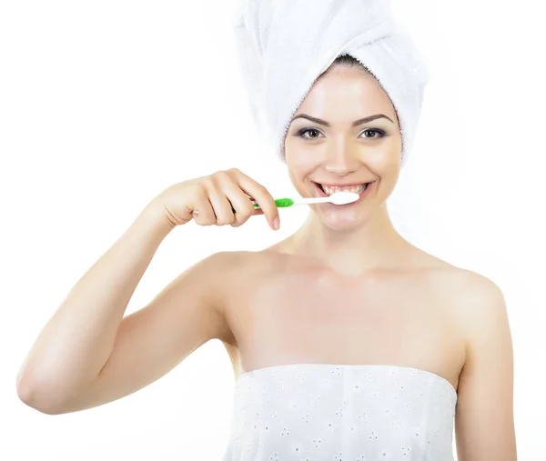 Mujer joven con cepillo de dientes —  Fotos de Stock