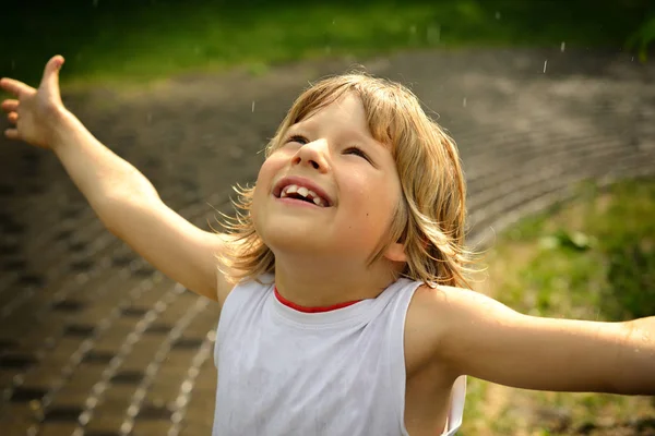 Felice ragazzo sotto la pioggia — Foto Stock