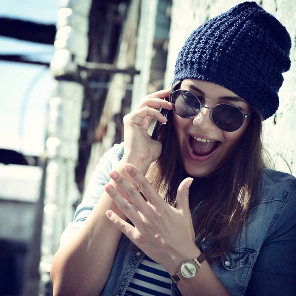 Meisje met slimme telefoon buiten — Stockfoto