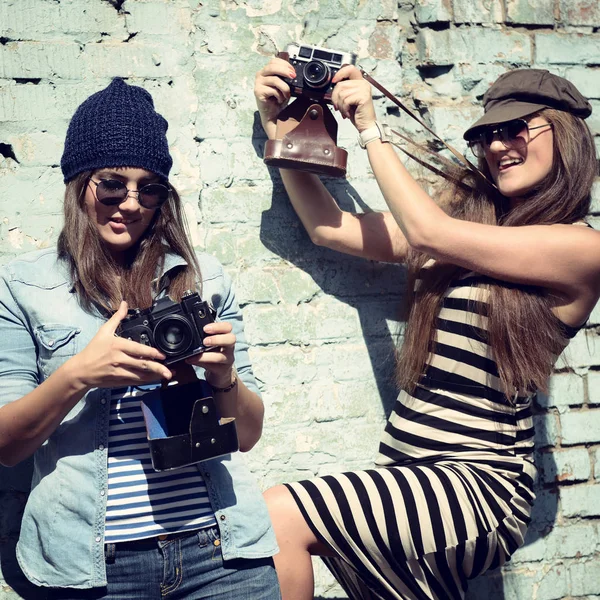 Chicas con cámaras vintage — Foto de Stock