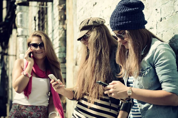 Девушки со смартфоном — стоковое фото