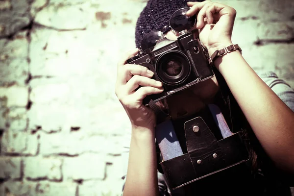 Mulher segurando câmera retro — Fotografia de Stock