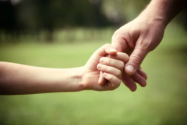 Mains de père et d'enfant — Photo